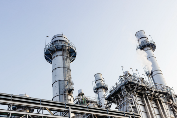 Bild von Kolonnen einer chemischen Industrieanlage.