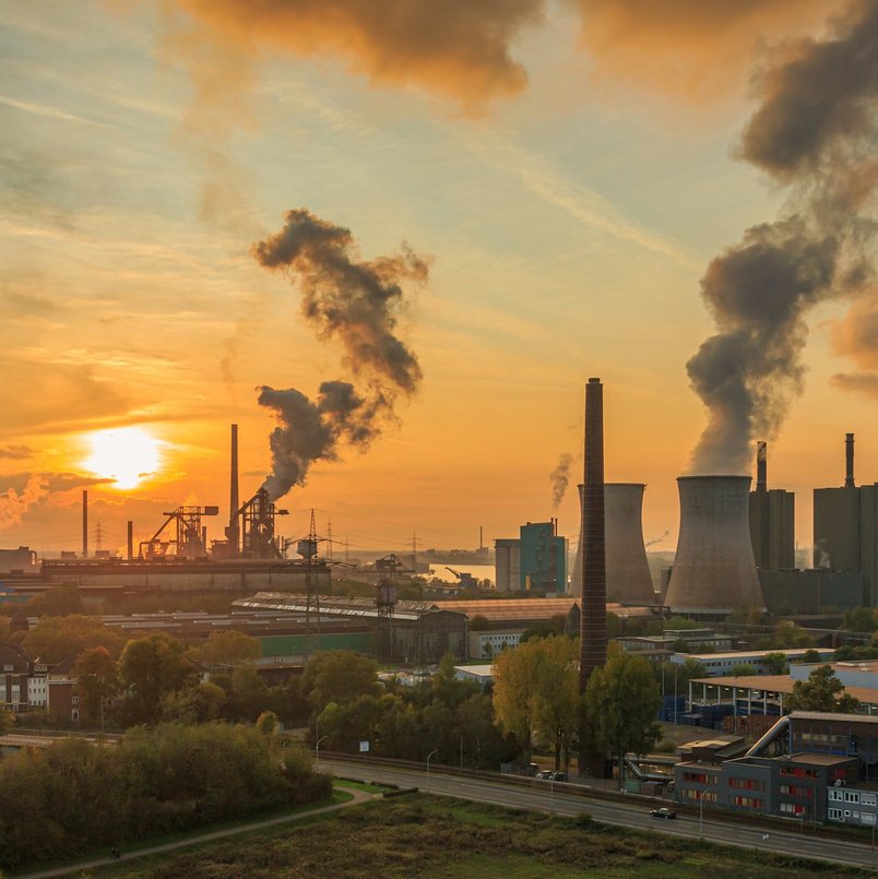 Industrieanlage bei Sonnenuntergang.
