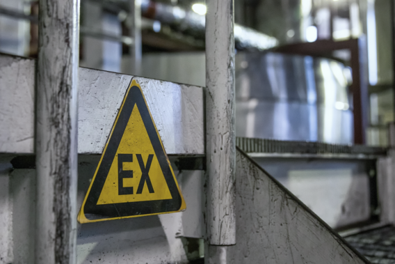 EX-Warnschild in einer Anlage.