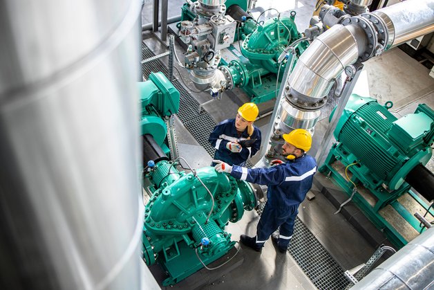 Zwei Ingenieure inspizieren eine Maschine.