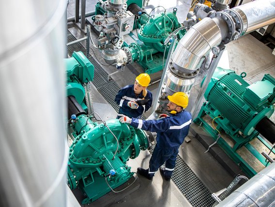 Zwei Ingenieure inspizieren eine Maschine.