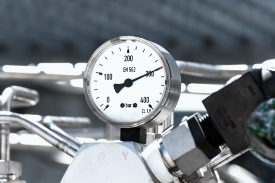 Druckmessgerät in einer Industrieanlage.